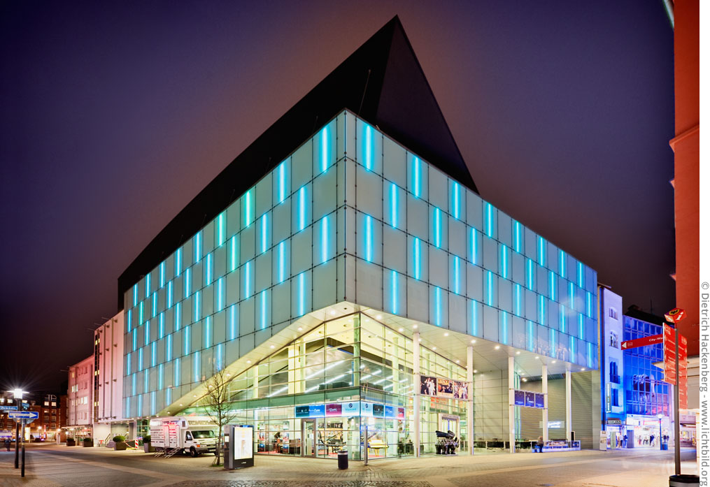 Das Konzerthaus bei Nacht. Die Ätzglasfassaden werden bei Veranstaltungen mit LED-Leuchten farbig beleuchtet. Brückstraßenviertel, Dortmund. Foto © Dietrich Hackenberg