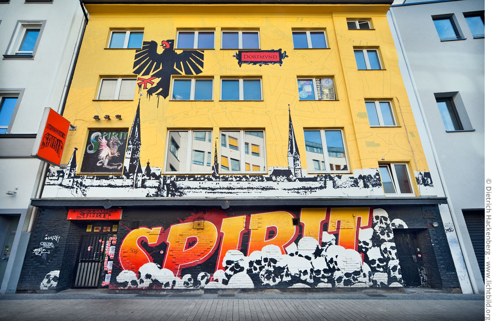 Die Fassadenmalerei des Spirit konterkariert eine historische Ansicht der Dortmunder Stadtmauer und Kirchen mit einem morbiden Schädelberg. Foto © Dietrich Hackenberg