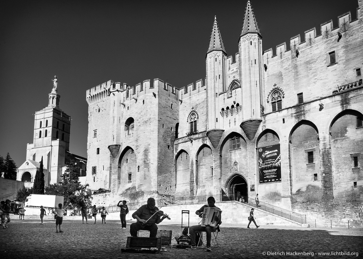 Der Papstpalast zu Avignon, Frankreich (frz. Palais des Papes) war zwischen 1335 und 1430 die Residenz verschiedener Päpste und Gegenpäpste. . Foto © Dietrich Hackenberg
