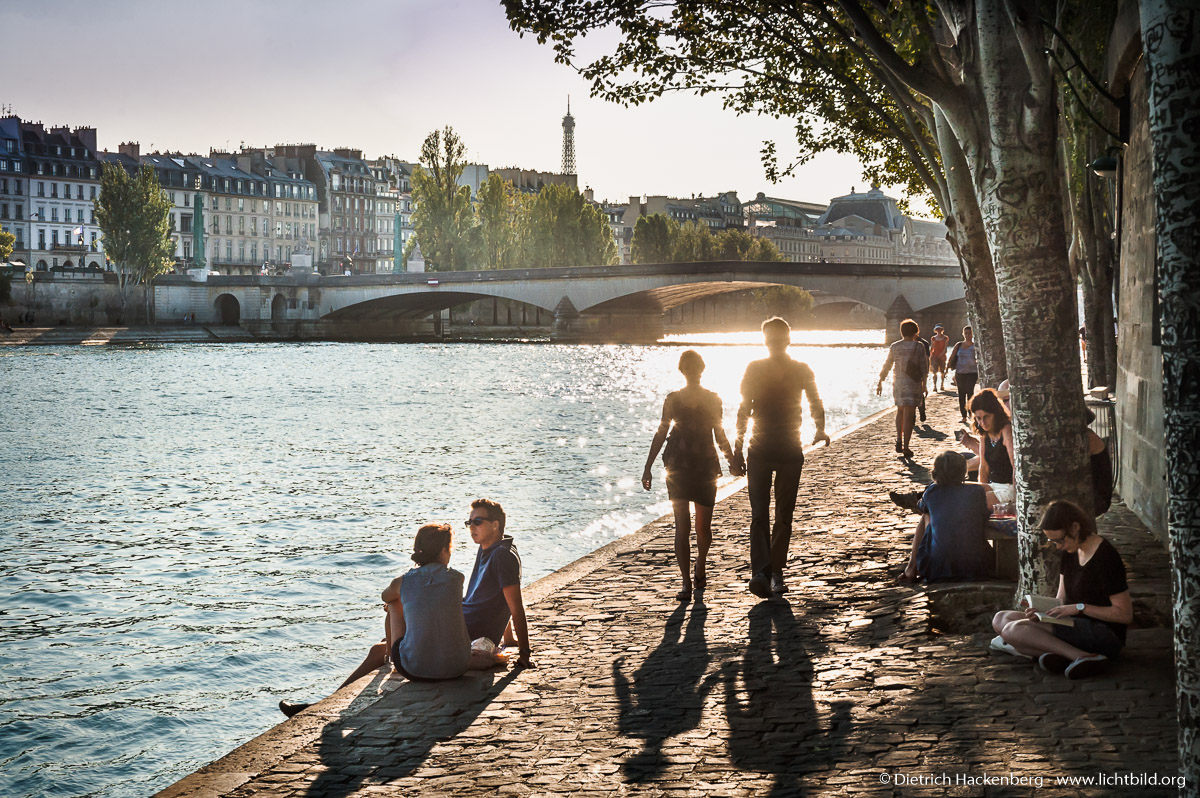 Spazierendes Liebespaar am Ufer der Seine mit Brücke und Eifelturm in Paris. Foto Dietrich Hackenberg