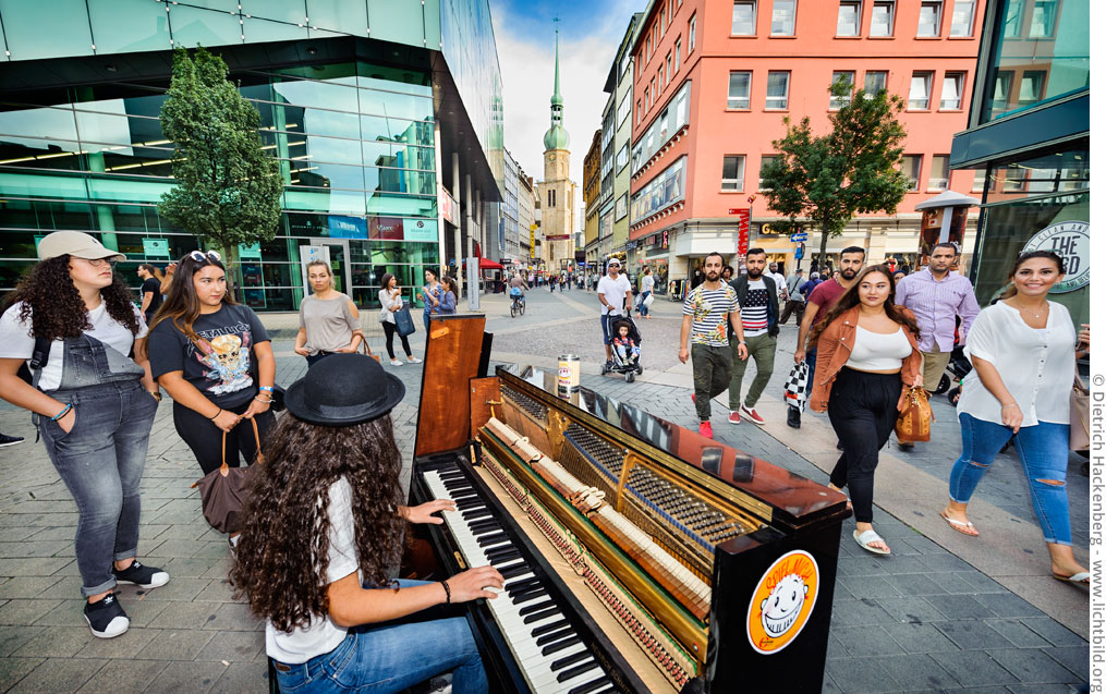 Klavierspielerin auf der Brückstraße Dortmund. Foto Dietrich Hackenberg