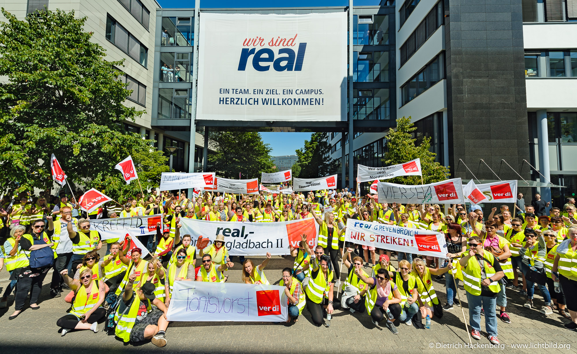 Real Streikende aus NRW ziehen zur Metro/real-Zentrale in Düsseldorf am 13.07.2018. Foto © Dietrich Hackenberg