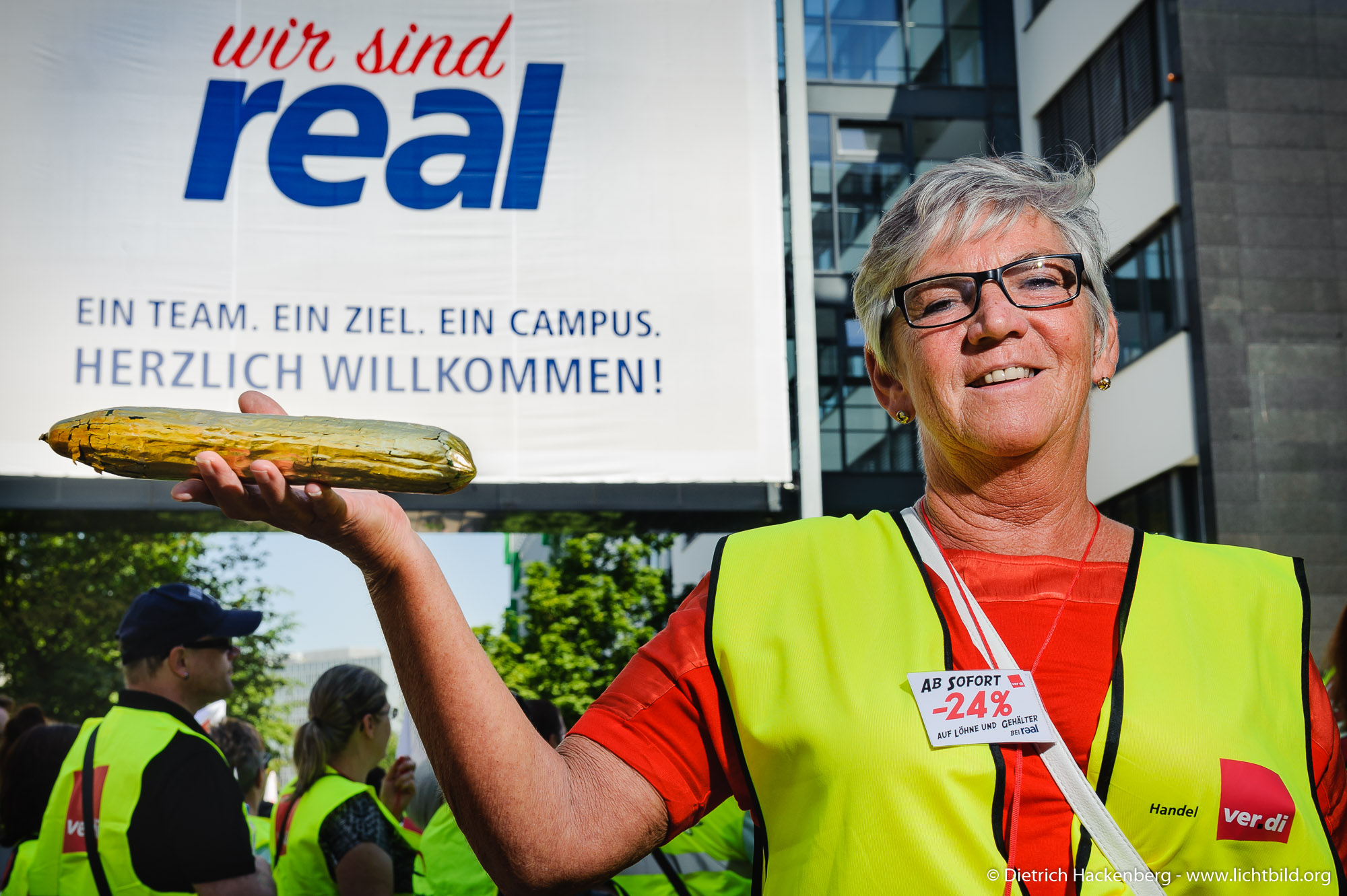 Real Streikende aus NRW ziehen zur Metro/real-Zentrale in Düsseldorf am 13.07.2018. Foto © Dietrich Hackenberg
