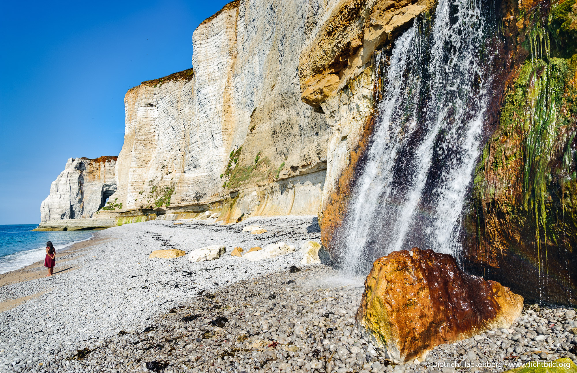 Wasserfall am Strand. Weiße Klippen von Etretat, Normandie. Foto © Dietrich Hackenberg
