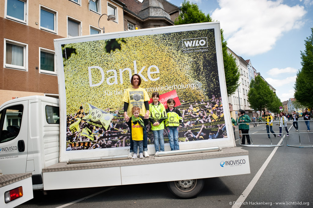 Wilo Werbeaktion mit Lito-Tube Autos am 13.05.2012, der BVB Pokal- und Meisterfeier in Dortmund. Foto © Dietrich Hackenberg
