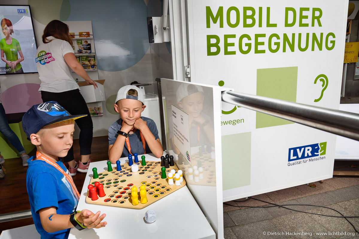 Mobil der Begegnung auf dem Straßenfest Deutzer Freiheit . Foto LVR / © Dietrich Hackenberg