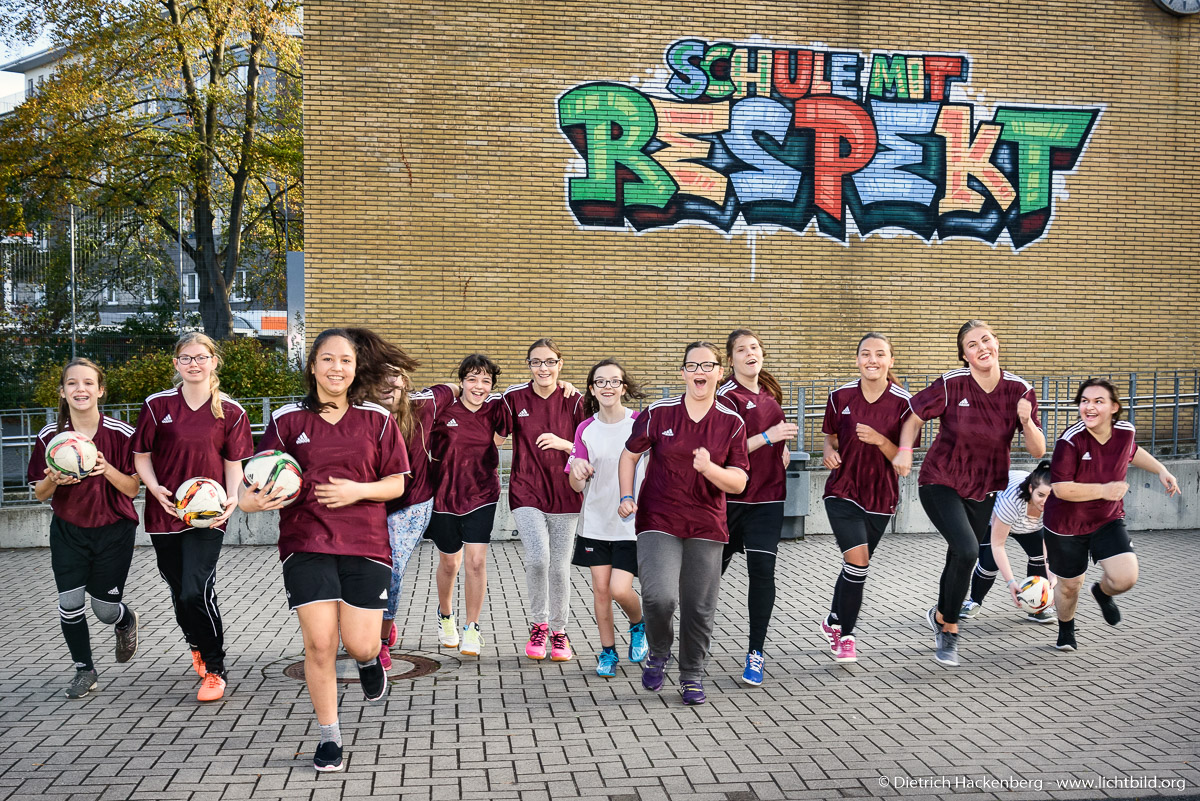 Mädchen-Fußball. LVR-Wilhelm-Körber-Schule - Förderschwerpunkt Sprache in Essen. Foto LVR / © Dietrich Hackenberg