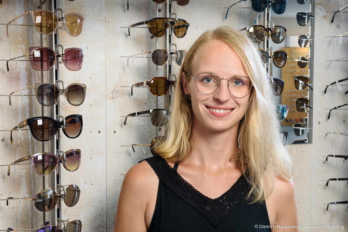 Auszubildende im Bereich Augenoptik, Solingen. Foto © Dietrich Hackenberg