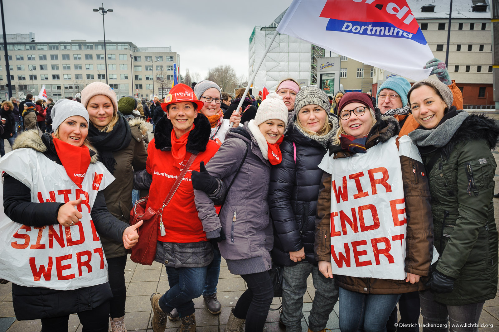 Streikende der Kita Beurhausstrasse Dortmund. Foto © Dietrich Hackenberg