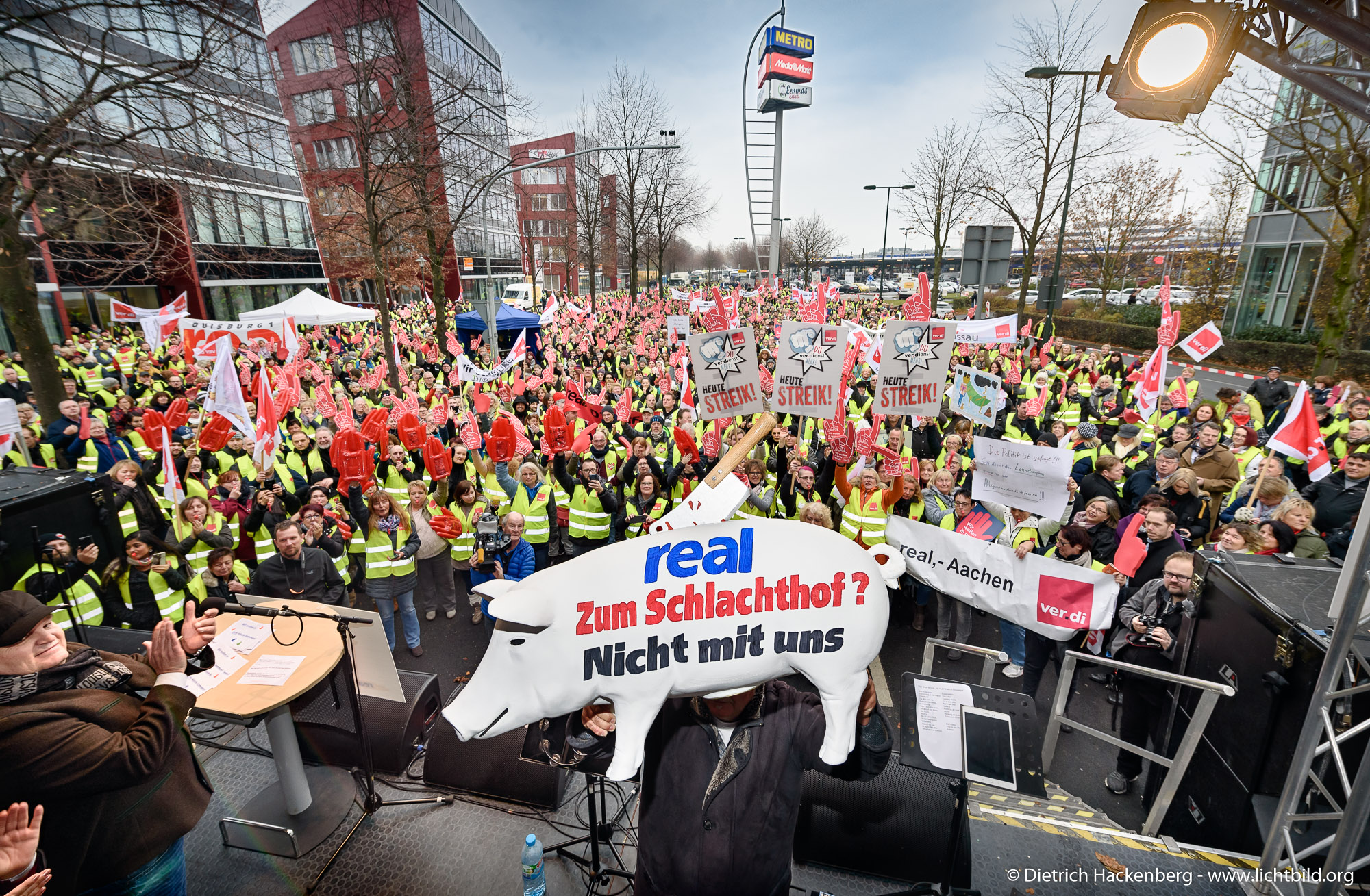 real-Kundgebung vor der Metro-Zentrale in Düsseldorf am 26.11.2018. Foto © Dietrich Hackenberg
