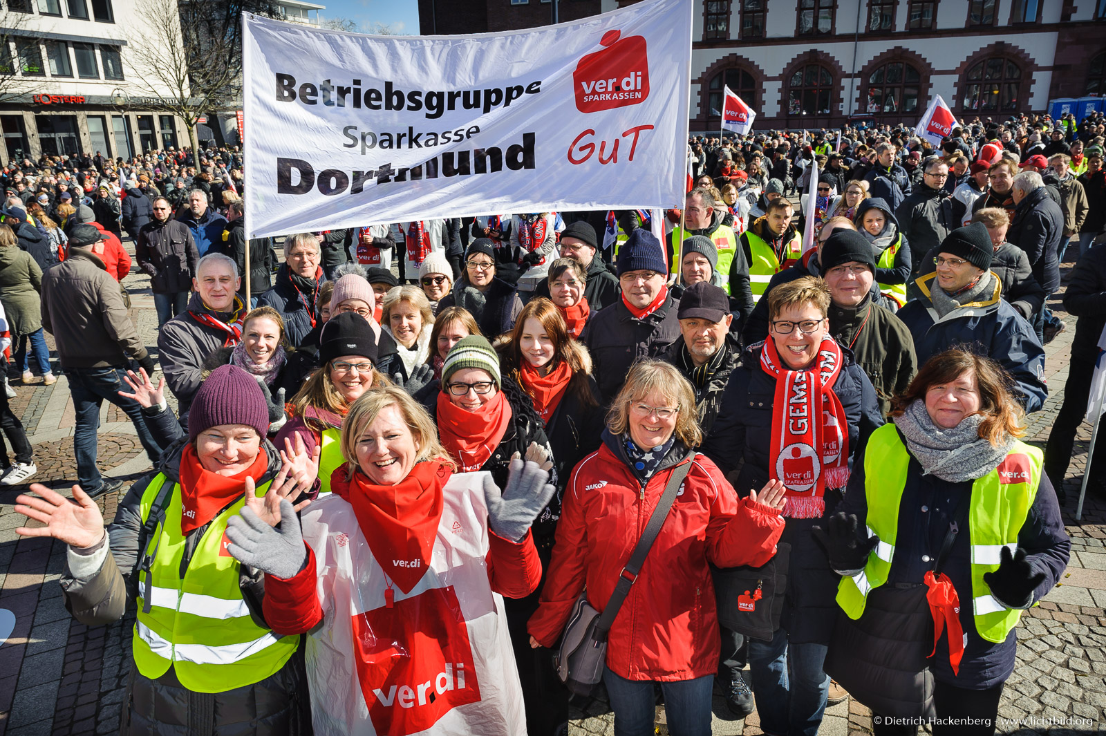 Streikende am Friedensplatz Dortmund beim Warnstreik des öffentlichen Dienstes am 20.03.2018 Foto © Dietrich Hackenberg