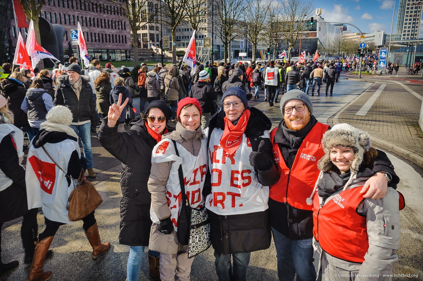 Streikzug zum Friedensplatz beim Warnstreik des öffentlichen Dienstes am 20.03.2018 - Foto © Dietrich Hackenberg