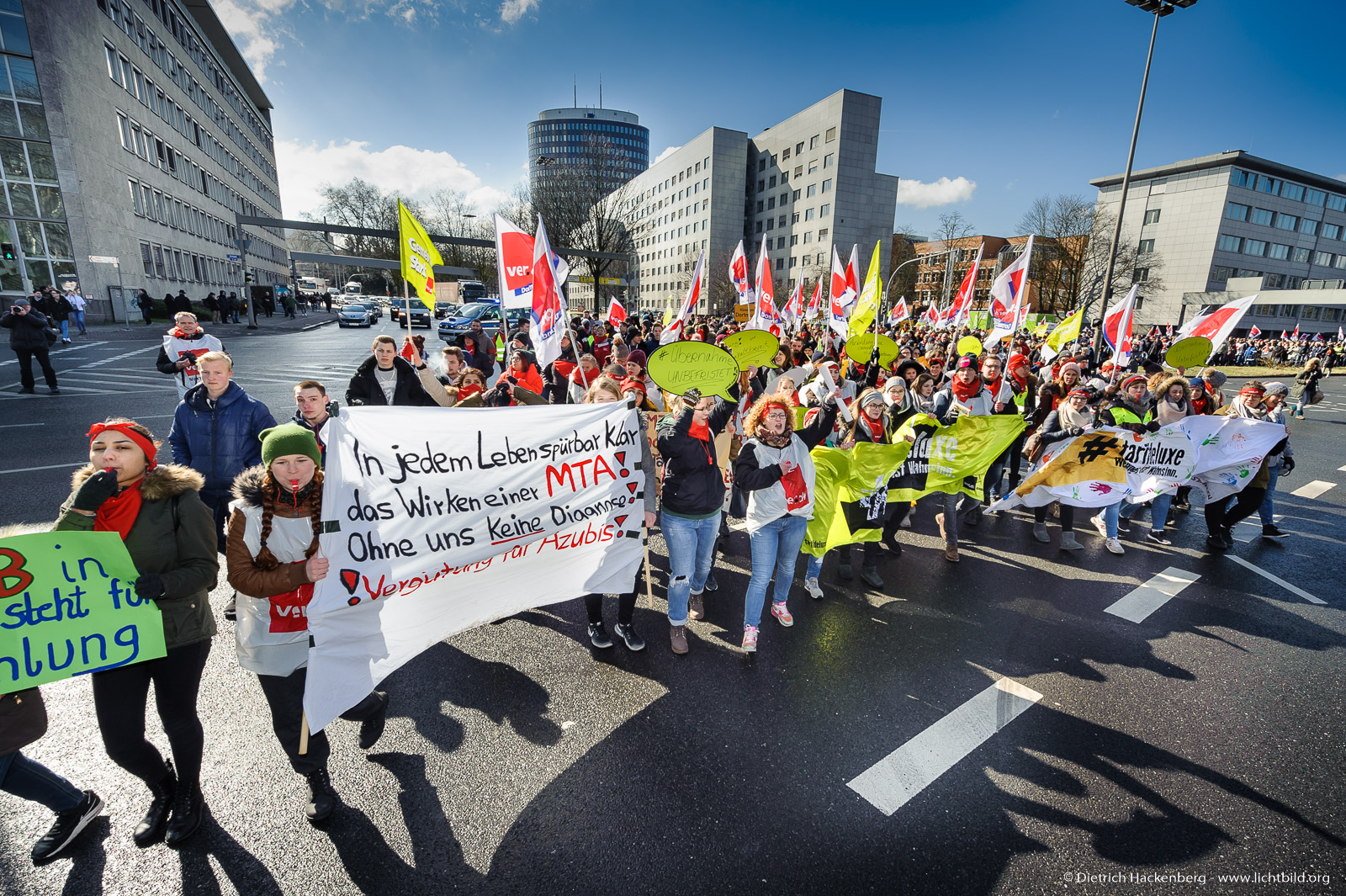 verdi Jugend Dortmund Streikzug zum Friedensplatz beim Warnstreik des öffentlichen Dienstes am 20.03.2018 - Foto © Dietrich Hackenberg