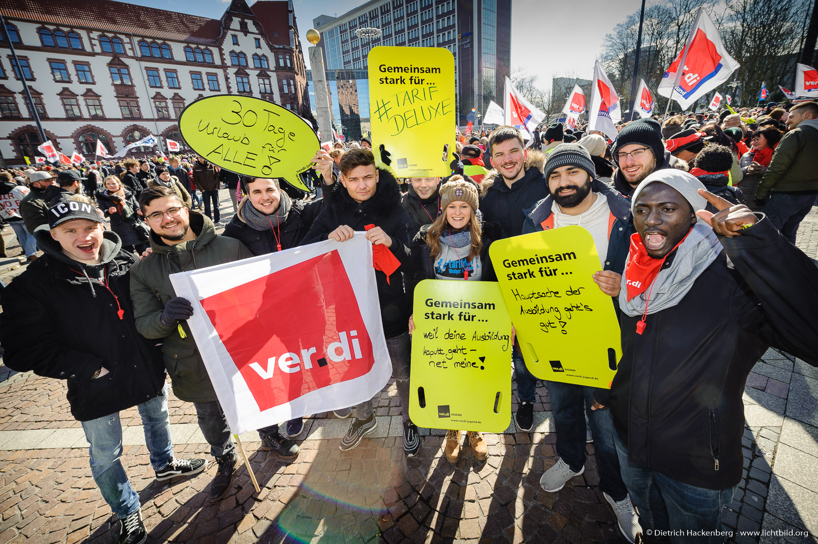 Streikende am Friedensplatz Dortmund beim Warnstreik des öffentlichen Dienstes am 20.03.2018 - Foto © Dietrich Hackenberg