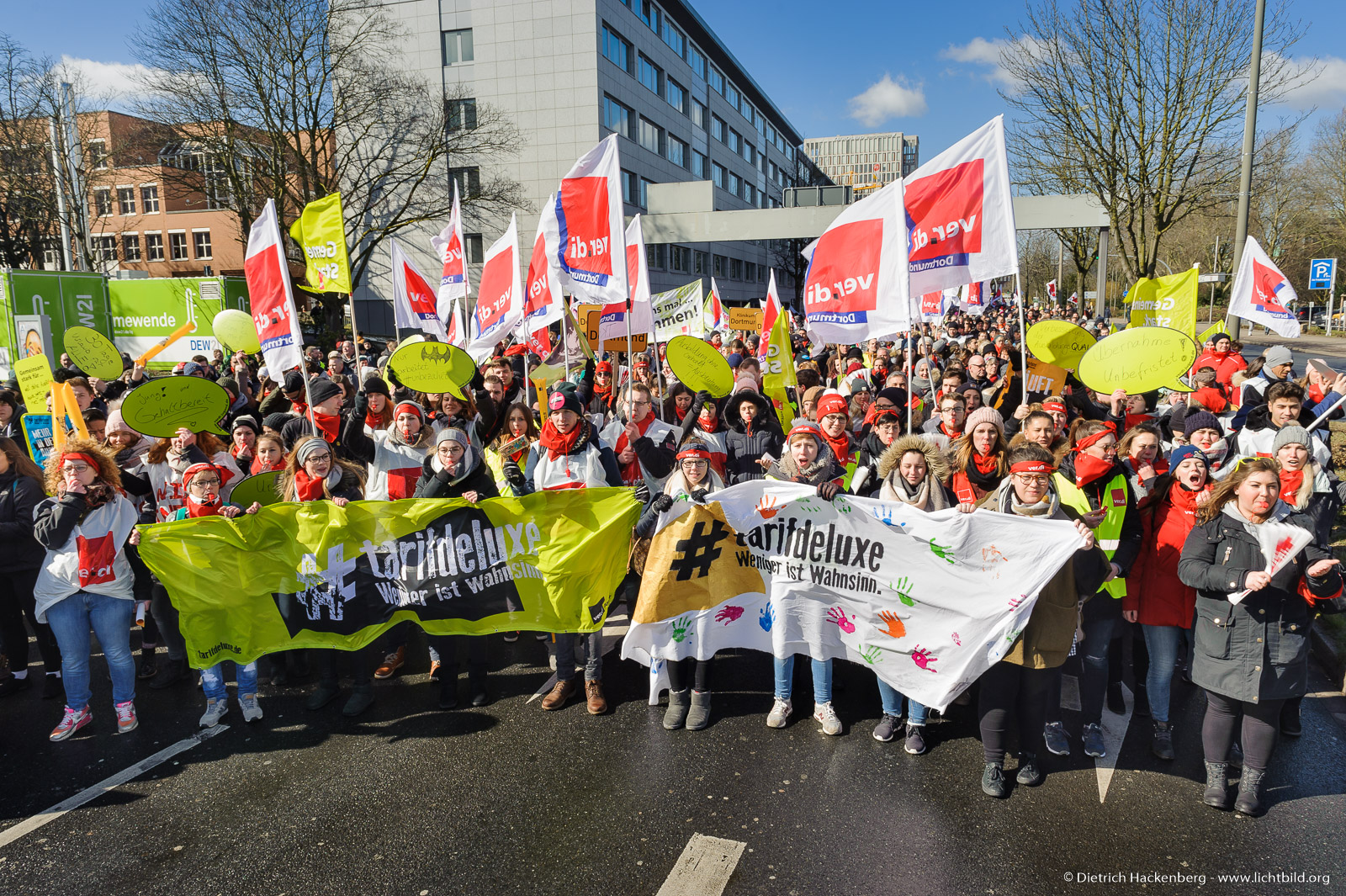 Streikzug zum Friedensplatz beim Warnstreik des öffentlichen Dienstes am 20.03.2018 - Foto © Dietrich Hackenberg