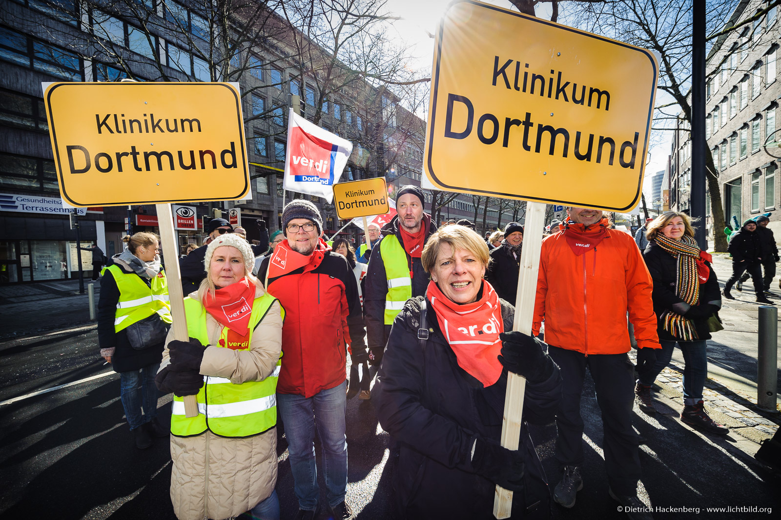 Streikende am Friedensplatz Dortmund beim Warnstreik des öffentlichen Dienstes am 20.03.2018 - Foto © Dietrich Hackenberg