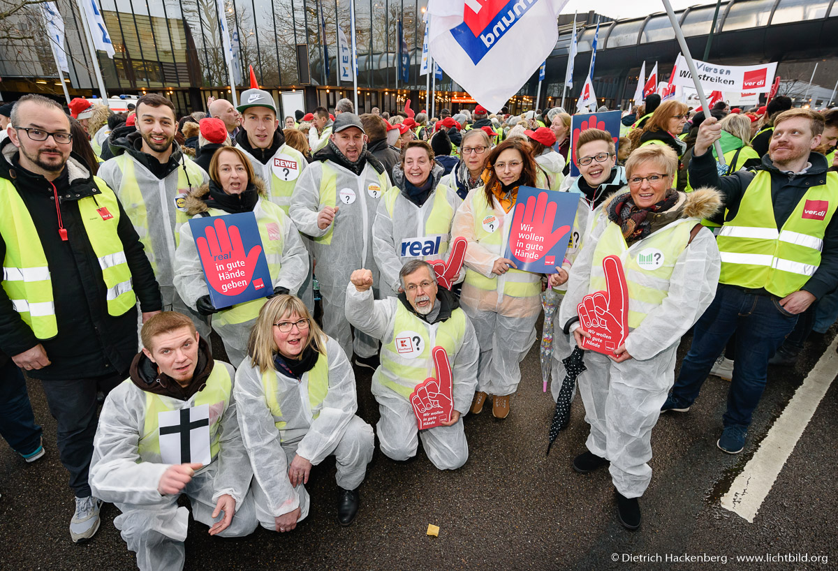real Mitarbeiter demonstrieren vor der Hauptversammlung der Metro AG Messehalle - Düsseldorf am 14.02.2020 - Foto © Dietrich Hackenberg