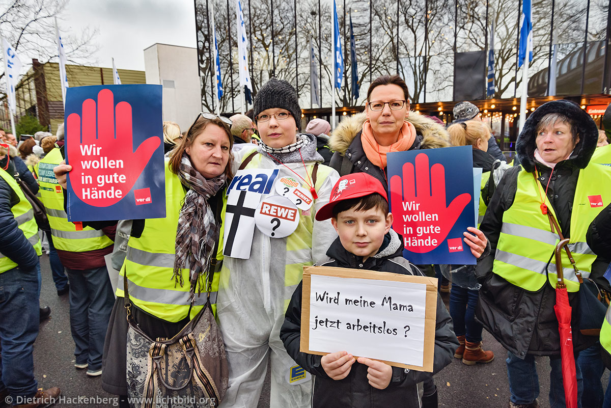 Wird meine Mutter jetzt arbeitslos - real Mitarbeiter demonstrieren vor der Hauptversammlung der Metro AG in der Messehalle Düsseldorf am 14.02.2020 - Foto © Dietrich Hackenberg