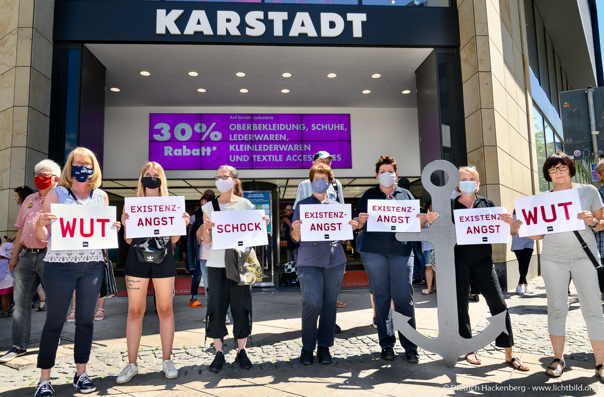 Die großen Kaufhäuser sind Anker des Handels in den Innenstädten - verdi Handel NRW Demonstration gegen Schließung der Karstadt-Kaufhof Filialen in Dortmund - Foto © Dietrich Hackenberg