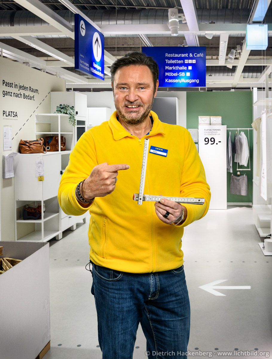 Mitarbeiter bei Ikea Dortmund. Foto © Dietrich Hackenberg