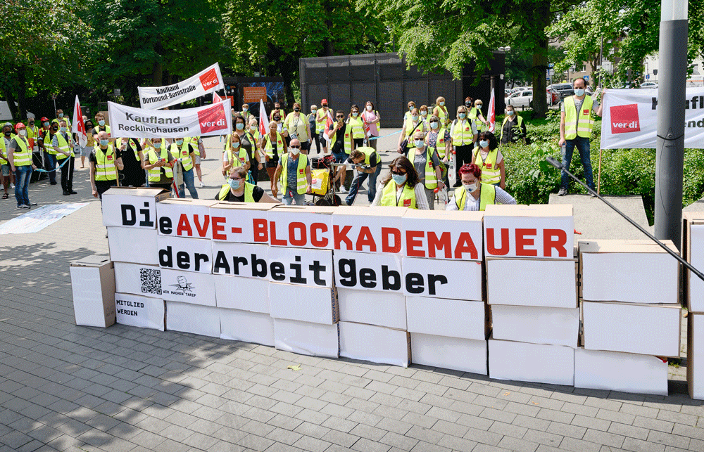 Die AVE-Blockademauer der Arbeitgeber durchbrechen. Fotos Dietrich Hackenberg