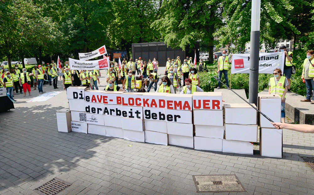 Die AVE-Blockademauer der Arbeitgeber durchbrechen. Fotos Dietrich Hackenberg