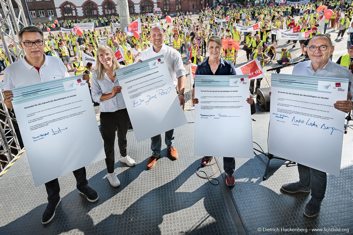 Zentrale Streikveranstaltung ver.di Handel NRW auf dem Friedensplatz Dortmund am 09.09.2021. Foto Dietrich Hackenberg