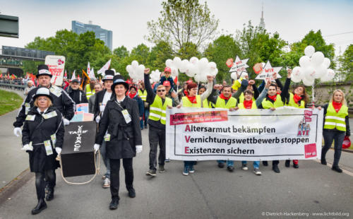 SargträgerInnen. Bei der Kundgebung zum 1. Mai in Dortmund demonstrieren VertreterInnen des Handels für die Allgemeinverbindlichkeit (AVE) und Tarifverträge. Foto Dietrich Hackenberg