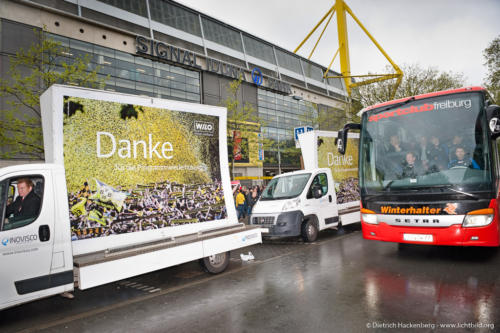 Lito Tube Autos vor derm Signal Iduna Park - WIL0 Werbeaktion am Tag der Meisterfeier. Foto © Dietrich Hackenberg