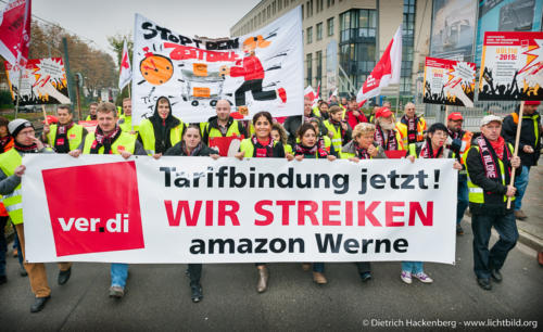 Amazon Streikende vor dem Tor der E-Commerce Handel Messe - Neocom fordern den Amazon Deutschland Chef Ralf Kleber, der auf der Messe Redner ist, auf, einen Tarifvertrag für die Beschäftigten zu unterschreiben. Foto © Dietrich Hackenberg - www.lichtbild.org