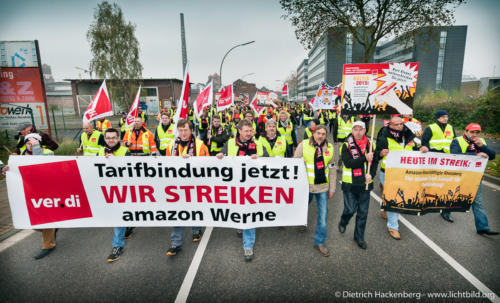 Amazon Streikende vor dem Tor der E-Commerce Handel Messe - Neocom fordern den Amazon Deutschland Chef Ralf Kleber, der auf der Messe Redner ist, auf, einen Tarifvertrag für die Beschäftigten zu unterschreiben. Foto © Dietrich Hackenberg - www.lichtbild.org