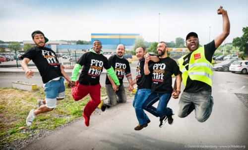 Springen für den Tarifvertrag - Amazon Werne Streik am 26.06.2015. Foto © Dietrich Hackenberg