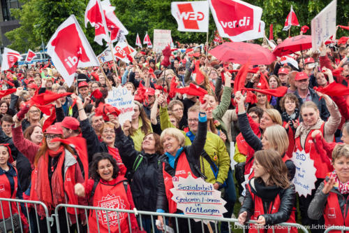 Ver.di-Demonstration vor dem NRW-Landtag in Düsseldorf mit 21.000 Menschen aus den Sozial- und Erziehungsdiensten. Foto Dietrich Hackenberg