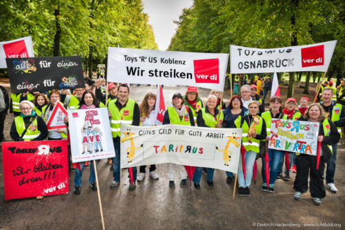 Aktionstag für allgemeinverbindliche Tarifverträge im Handel - AVE; Hofgarten Düsseldorf 2017. Foto Dietrich Hackenberg