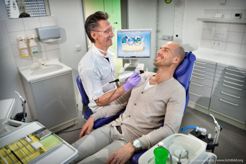 Beim Scan der Zähne für das CEREC-Verfahren sollte der Monitor im Hintergrund gut zu erkennen sein. Foto Dietrich Hackenberg