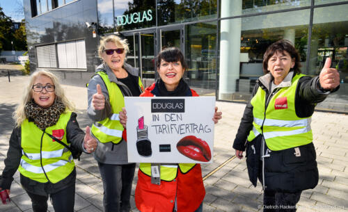 Douglas Mitarbeiterinnen aus ganz Deutschland vor der Douglas Zentrale in Düsseldorf am 01.10.2021