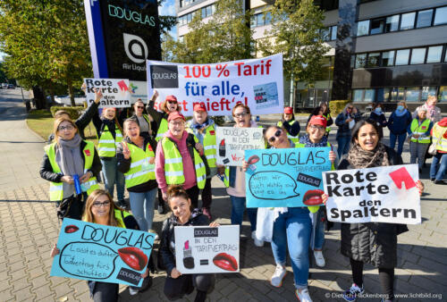 Douglas Mitarbeiterinnen aus ganz Deutschland demonstrieren vor der Douglas Zentrale für einen Tarifabschluss und gegen Geschäftsschließungen in Düsseldorf am 01.10.2021. Foto Dietrich Hackenberg