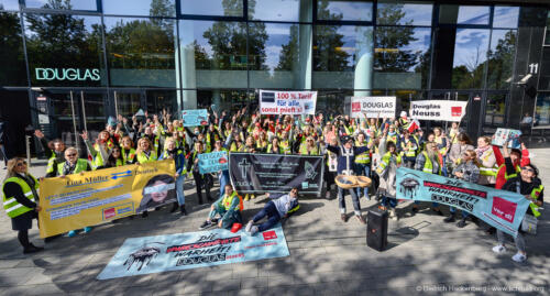 Douglas Mitarbeiterinnen aus ganz Deutschland demonstrieren vor der Douglas Zentrale für einen Tarifabschluss und gegen Geschäftsschließungen in Düsseldorf am 01.10.2021. Foto Dietrich Hackenberg