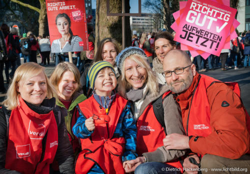 Streikveranstaltung verdi Erzieherinnen in Düsseldorf. Foto Dietrich Hackenberg