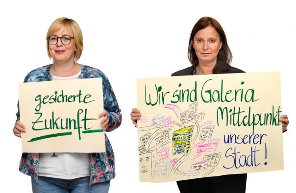 Bundestarifkommissionsmitglieder Galeria Karstadt Kaufhof mit Spruchplakaten - Foto Dietrich Hackenberg
