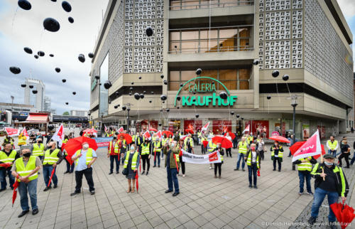 Schwarze Ballons gegen Schließung fliegen lassen - verdi Handel NRW Protestaktion vor Galeria-Kaufhof Essen - Foto © Dietrich Hackenberg