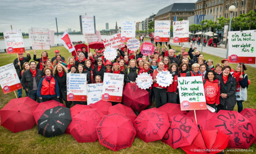 Großkundgebung am Dienstag (2.6.2015) vor dem Düsseldorfer Landtag mit Beschäftigten der Sozial- und Erziehungsberufe. Foto © Dietrich Hackenberg - www.lichtbild.org