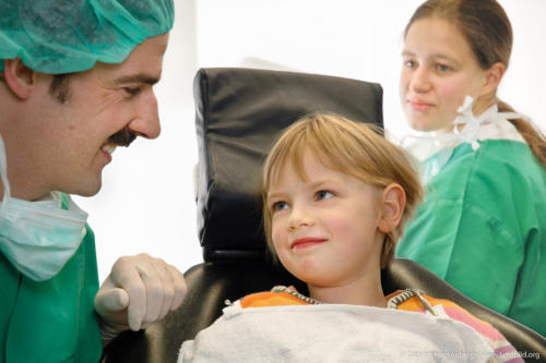 Ein Motiv das Vertrauen erweckt — der Zahnarzt und ein Kind als Patient. oto Dietrich Hackenberg
