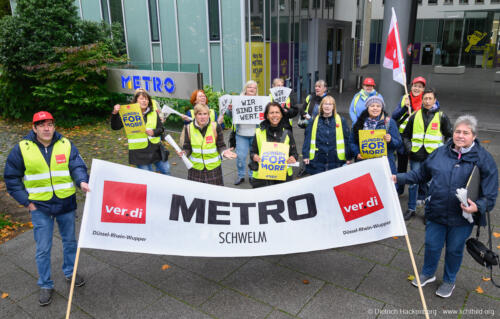 ver.di Handel NRW Streikversammlung und Zug um die METRO-Verwaltung in Düsseldorf am 06.10.2021. Foto Dietrich Hackenberg