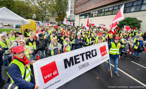 ver.di Handel NRW Streikversammlung und Zug um die METRO-Verwaltung in Düsseldorf am 06.10.2021. Foto Dietrich Hackenberg