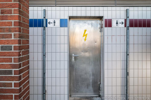 Eingang Toilettenanlage — Rastplatz Kirchlinde an der A45 Richtung Frankfurt. Foto Dietrich Hackenberg