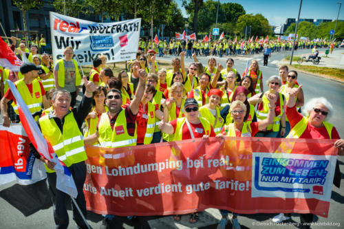 Real Streikende aus NRW ziehen zur Metro/real-Zentrale in Düsseldorf am 13.07.2018. Foto © Dietrich Hackenberg