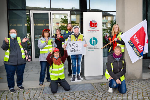 ver.di Ikea Streikende vor dem Bildungszentrum des Handels in Recklinghausen. Foto Dietrich Hackenberg