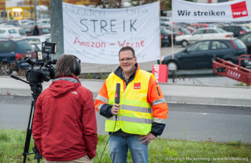 Frank Schrand beim Amazon Streik in Werne. Verdi amazon Streik in Werne am 24.09.2014. Foto © Dietrich Hackenberg - www.lichtbild.org