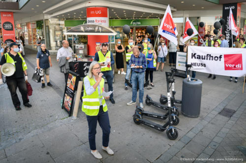 Silke Zimmer - verdi Handel NRW Demonstration gegen Schließung der Karstadt-Kaufhof Filialen in Dortmund. Foto © Dietrich Hackenberg